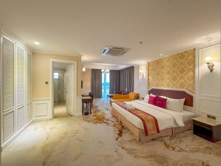 Deluxe King with Jacuzzi